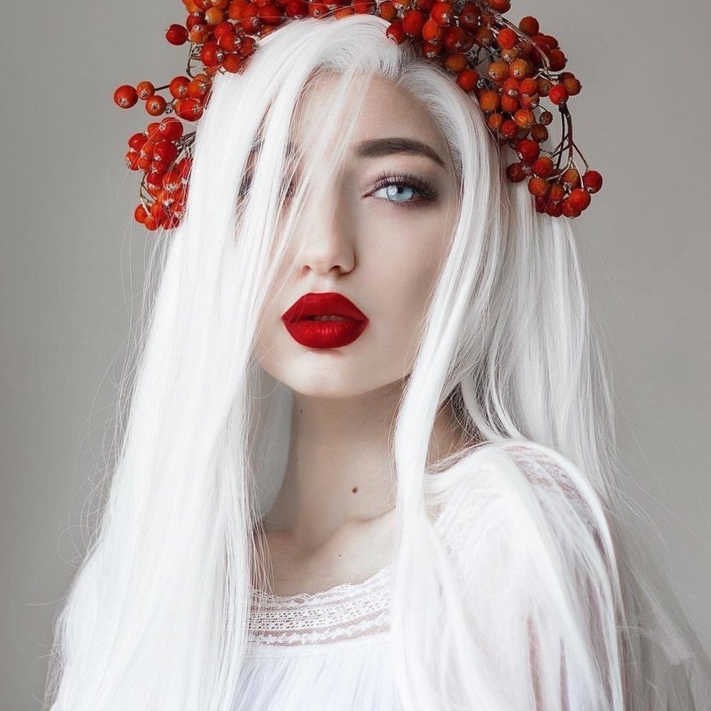 - 💕24” MILK WHITE LACEFRONT STRAIGHT WIG 💕 *NWT*